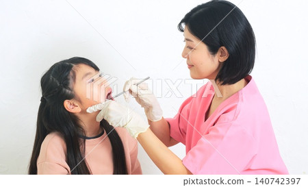 Dentist Elementary school student Teeth study image Dentist Elementary school student Teeth study image 140742397