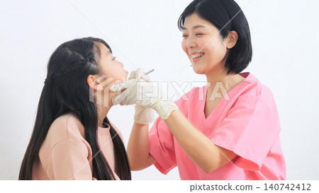 牙醫小學學生牙齒研究圖片 140742412