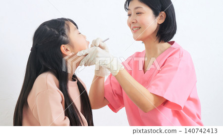 牙醫小學學生牙齒研究圖片 140742413