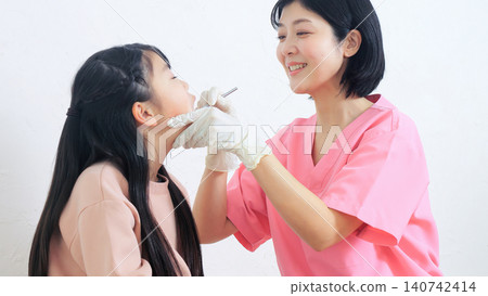 牙醫小學學生牙齒研究圖片 140742414