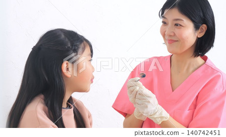牙醫小學學生牙齒研究圖片 140742451