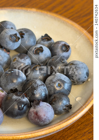 新鮮藍莓和一個漂亮的陶瓷碗 新鮮藍莓和一個漂亮的陶瓷碗 140742634