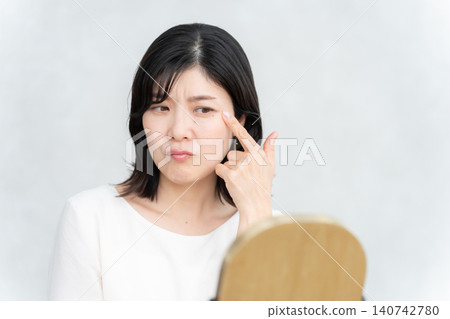 中年婦女患有皮膚問題 中年婦女患有皮膚問題 140742780
