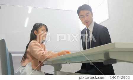 補習班平板電腦教師圖片 140742903