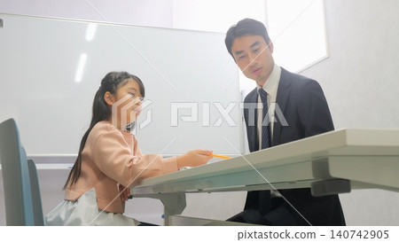 補習班平板電腦教師圖片 140742905