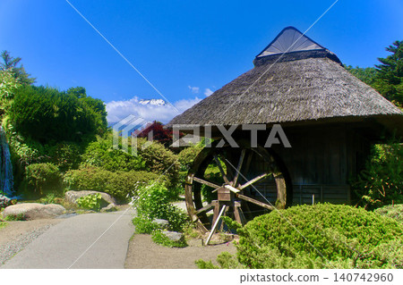 從忍野八海(山梨縣忍野村)看到的富士山 從忍野八海(山梨縣忍野村)看到的富士山 140742960