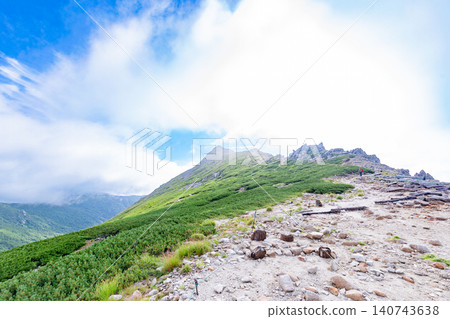 [Mount Kiso-Komagatake] View of the summit of Mt. Hokendake from Norikoshi Jodo 140743638