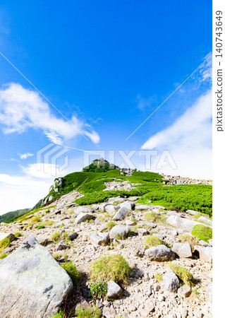 [Mount Kiso-Komagatake] View of the summit of Mt. Hokendake from Norikoshi Jodo 140743649