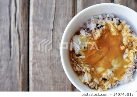 十六穀飯配生蛋:混合穀物米飯上放一個拌有醬油的生雞蛋。 十六穀飯配生蛋:混合穀物米飯上放一個拌有醬油的生雞蛋。 140743812