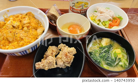 套餐:親子丼(雞肉雞蛋蓋飯)、炸雞和味噌湯 套餐:親子丼(雞肉雞蛋蓋飯)、炸雞和味噌湯 140743950