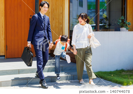 展現家庭外出、居家、上學和上班的畫面。 140744078