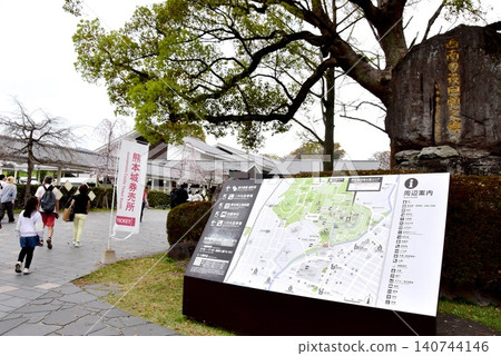 熊本縣:熊本城資訊牌和櫻野馬場城庭園入口。 熊本縣:熊本城資訊牌和櫻野馬場城庭園入口。 140744146