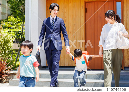 展現家庭外出、居家、上學和上班的畫面。 140744206