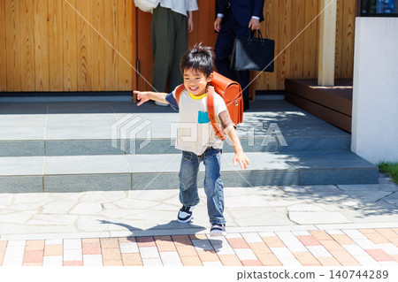 家庭外出,小學生上學 家庭外出,小學生上學 140744289