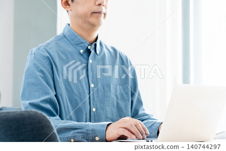 研究計算機的一個人的手 140744297