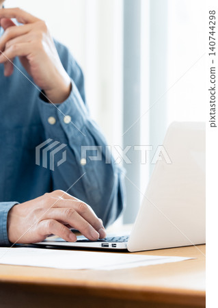 研究計算機的一個人的手 研究計算機的一個人的手 140744298