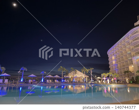 Nighttime pool and resort hotel ② Nighttime pool and resort hotel ② 140744377
