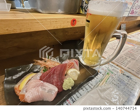 啤酒和生魚片 啤酒和生魚片 140744714