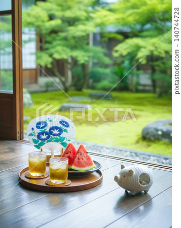 一個日本夏日景象:陽台上擺放著一個西瓜。 一個日本夏日景象:陽台上擺放著一個西瓜。 140744728