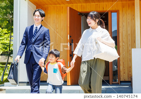展現家庭外出、居家、上學和上班的畫面。 展現家庭外出、居家、上學和上班的畫面。 140745174