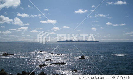 夏日的藍天,波光粼粼的藍色大海,還有淡島 夏日的藍天,波光粼粼的藍色大海,還有淡島 140745836