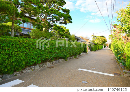 松阪市的戶之町,是一片以柏樹和武士宅邸為特色的城鎮景觀。 松阪市的戶之町,是一片以柏樹和武士宅邸為特色的城鎮景觀。 140746125
