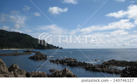 笹川流海景,是風景優美的景點,有伸入海中的蓬萊山、形狀奇特的岩石以及其他美麗的景觀。 笹川流海景,是風景優美的景點,有伸入海中的蓬萊山、形狀奇特的岩石以及其他美麗的景觀。 140746327