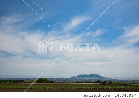 一艘船的尾跡橫亙在夏日的天空和函館市上空。 140746857