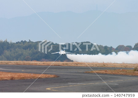 日本航空自衛隊T-4「藍色衝擊」教練機低角度起飛 日本航空自衛隊T-4「藍色衝擊」教練機低角度起飛 140747959