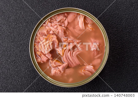 Fish, canned tuna chunks in brine for sandwiches and salads. Canned tuna 140748003