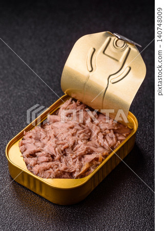 Fish, canned tuna chunks in brine for sandwiches and salads. Canned tuna Fish, canned tuna chunks in brine for sandwiches and salads. Canned tuna 140748009