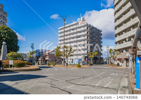 在陽光明媚的日子裡,JR燒津站北出口的景色(靜岡縣) 在陽光明媚的日子裡,JR燒津站北出口的景色(靜岡縣) 140748066