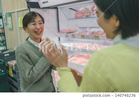 超級市場 超市 女生 140748236