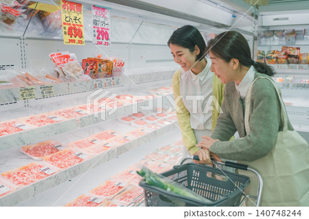 mother and daughter, shopping, super 140748244