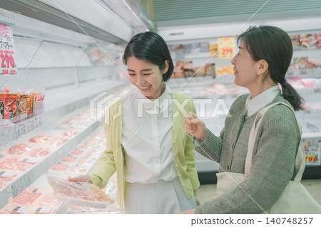 mother and daughter, shopping, super 140748257