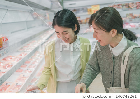 mother and daughter, shopping, supermarket 140748261