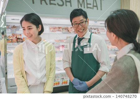 super, supermarket, salesperson 140748270