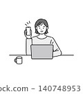 一張微笑的女性正在使用電腦或手機的圖片。 140748953