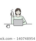 一張微笑的女性正在使用電腦或手機的圖片。 140748954