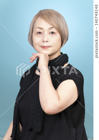 一位老年女性的肖像照,背景為淺藍色。 一位老年女性的肖像照,背景為淺藍色。 140749148