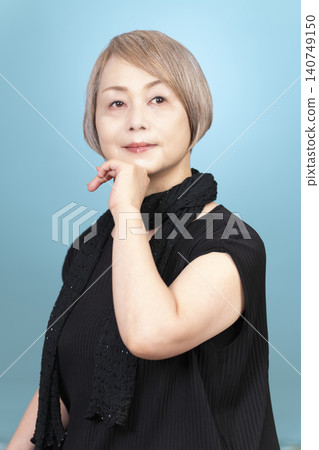 一位老年女性的肖像照,背景為淺藍色。 一位老年女性的肖像照,背景為淺藍色。 140749150