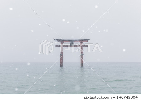 白須神社的鳥居矗立在琵琶湖畔的雪地裡。 白須神社的鳥居矗立在琵琶湖畔的雪地裡。 140749304