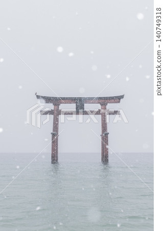 白須神社的鳥居矗立在琵琶湖畔的雪地裡。 140749318