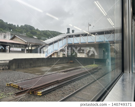 從火車車廂內看到的月台景色。 從火車車廂內看到的月台景色。 140749371