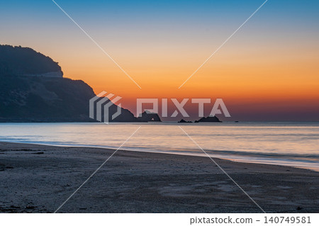 A view of the sunrise from Koijigahama Beach in Tahara City (Aichi Prefecture) A view of the sunrise from Koijigahama Beach in Tahara City (Aichi Prefecture) 140749581
