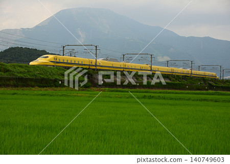 黃色博士號列車穿過鄉村地區,可以欣賞伊吹山的景色。 黃色博士號列車穿過鄉村地區,可以欣賞伊吹山的景色。 140749603