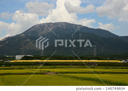 黃醫生號列車在稻田豐收季節和伊吹山的映襯下緩緩行駛。 黃醫生號列車在稻田豐收季節和伊吹山的映襯下緩緩行駛。 140749604