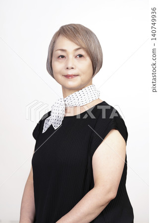 一位老年女性的影棚肖像照，白色背景。 140749936