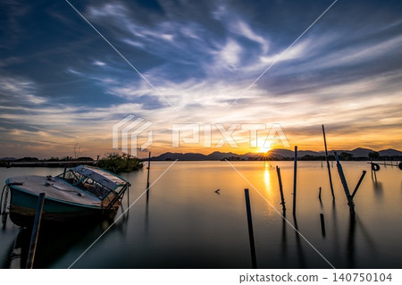 夕陽(或旭日)的餘暉灑在湖邊,雲朵在長時間曝光下飄動,構成了一幅美麗的湖景。 夕陽(或旭日)的餘暉灑在湖邊,雲朵在長時間曝光下飄動,構成了一幅美麗的湖景。 140750104