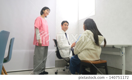 Hospital, doctor, elementary school student image Hospital, doctor, elementary school student image 140751172